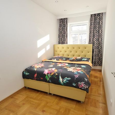 Lux Apartments Prestige Wina Bagian luar foto