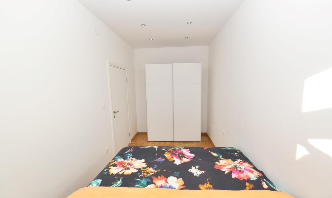 Lux Apartments Prestige Wina Bagian luar foto
