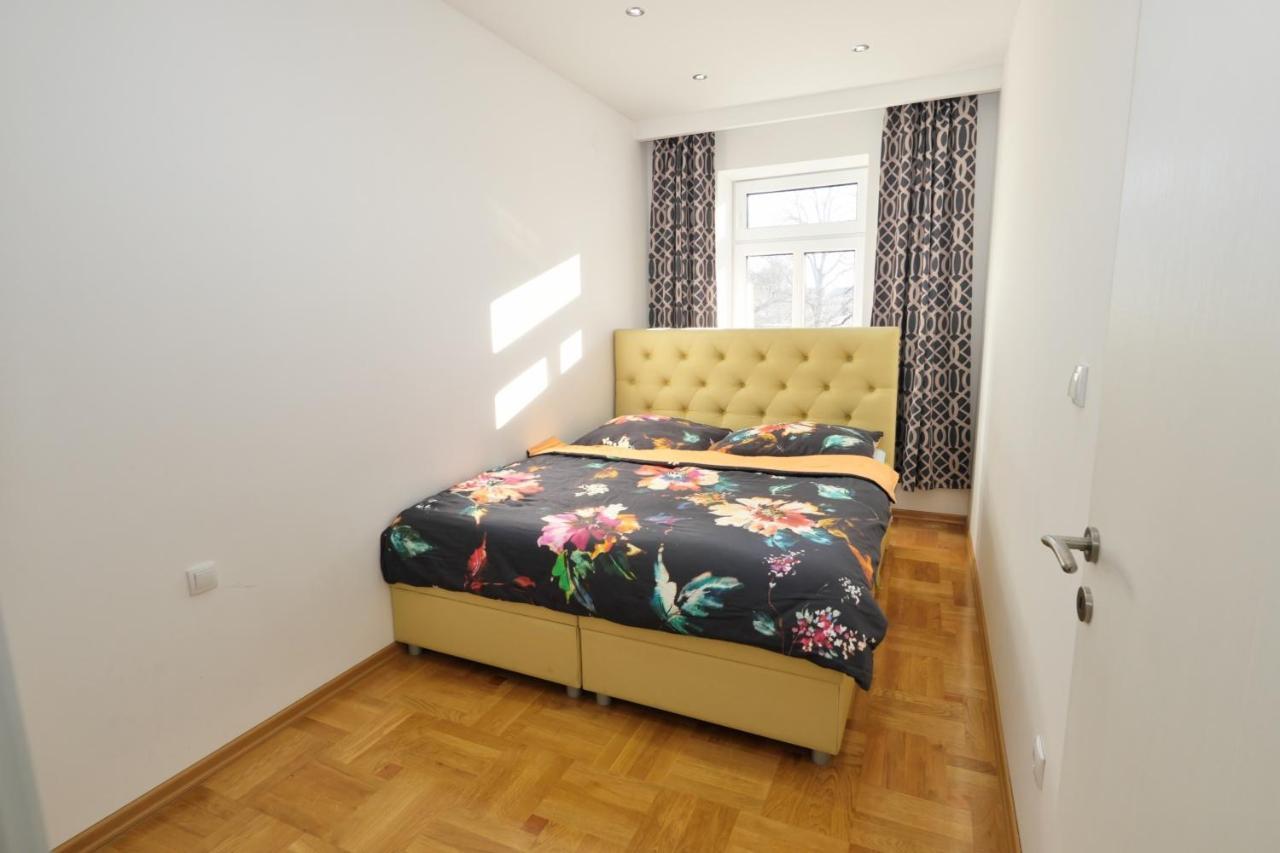 Lux Apartments Prestige Wina Bagian luar foto