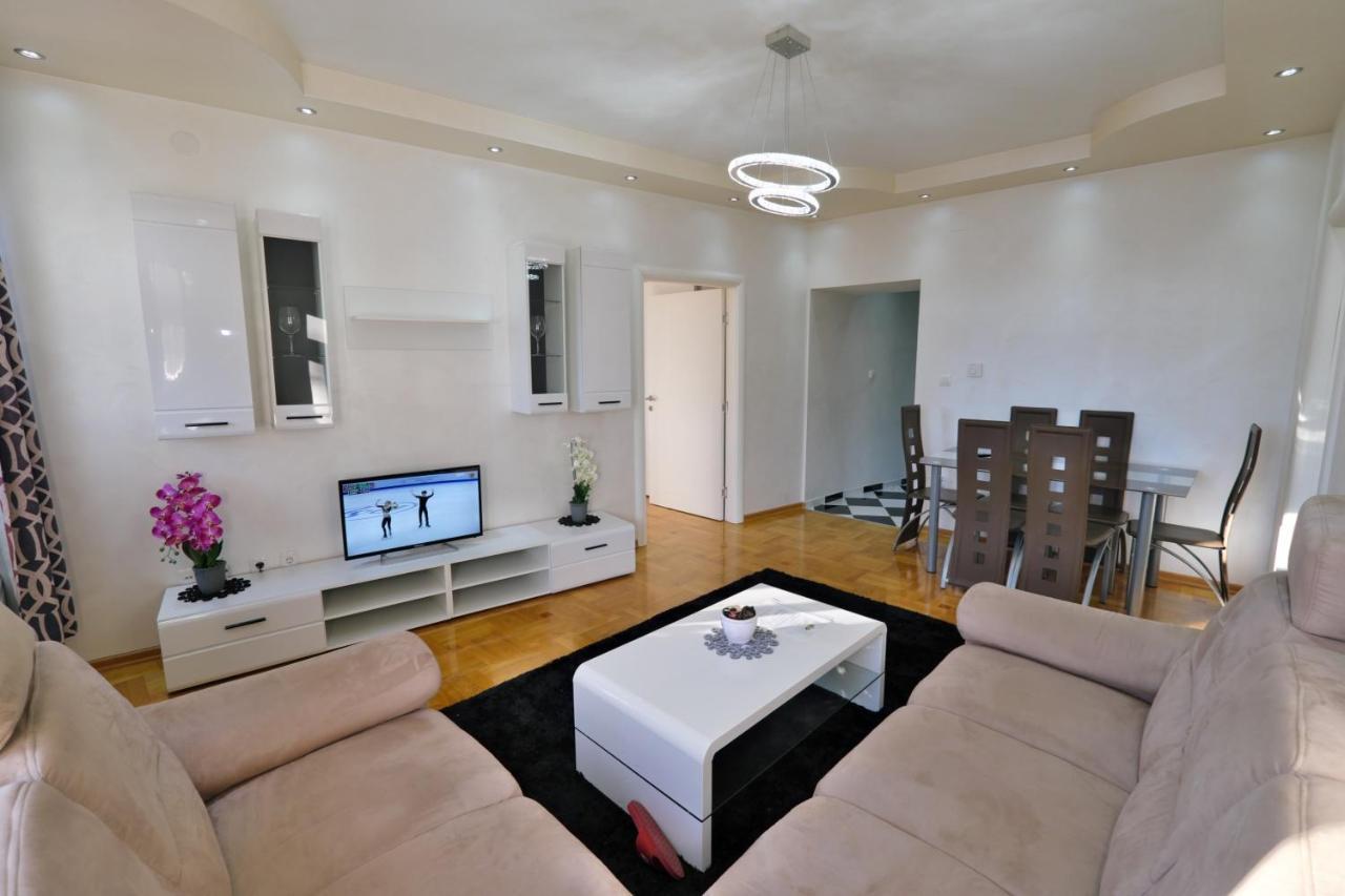 Lux Apartments Prestige Wina Bagian luar foto