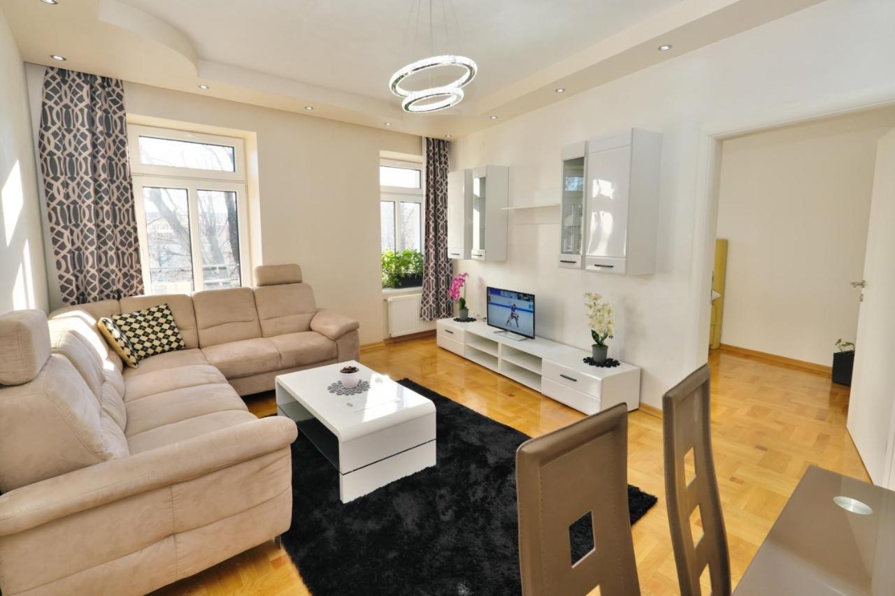 Lux Apartments Prestige Wina Bagian luar foto