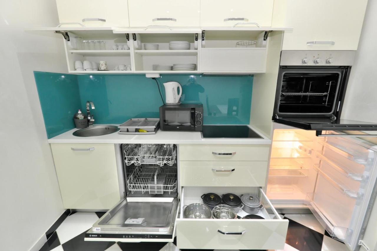 Lux Apartments Prestige Wina Bagian luar foto
