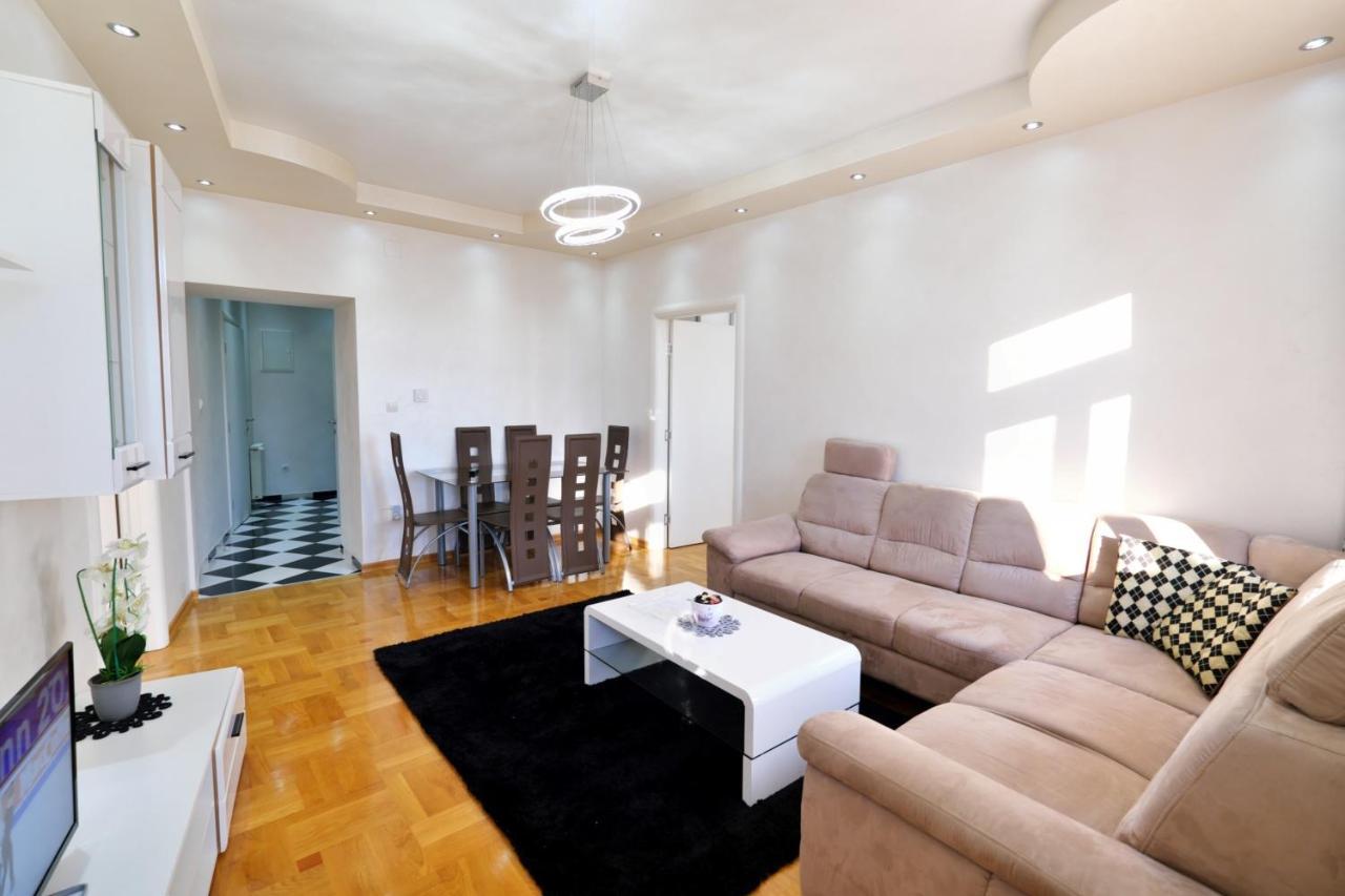 Lux Apartments Prestige Wina Bagian luar foto