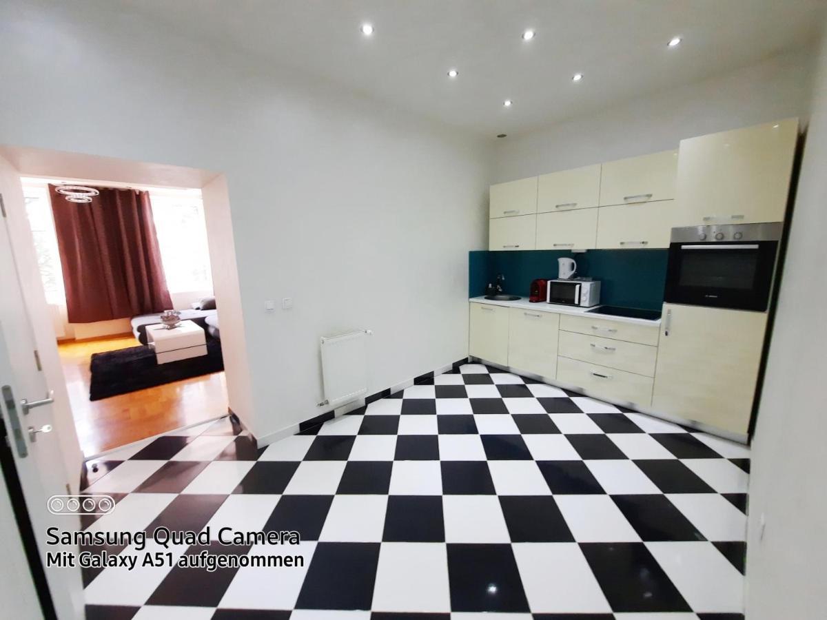 Lux Apartments Prestige Wina Bagian luar foto
