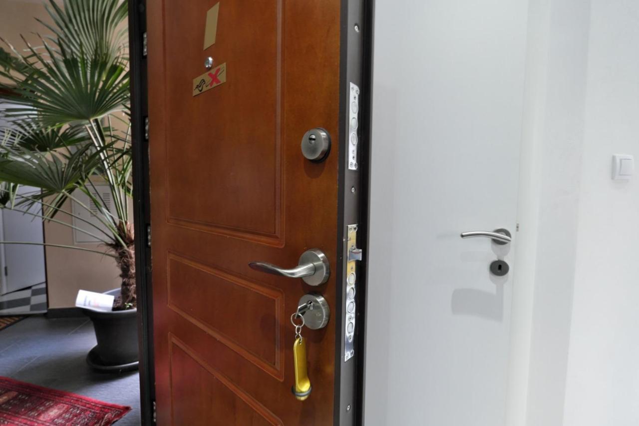 Lux Apartments Prestige Wina Bagian luar foto