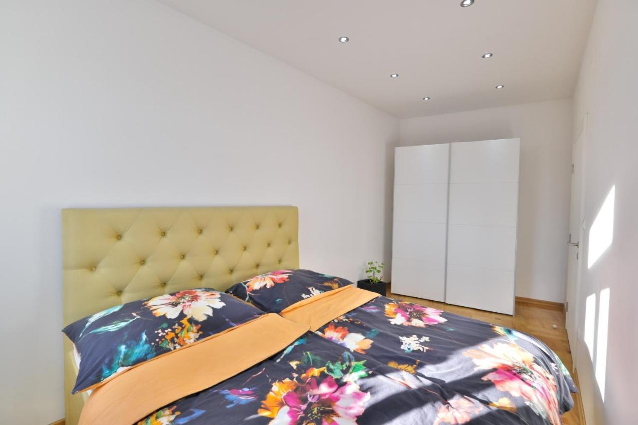 Lux Apartments Prestige Wina Bagian luar foto