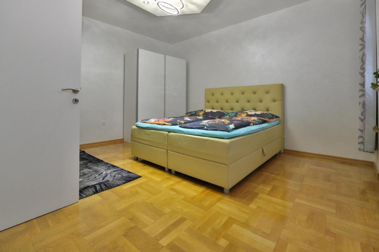 Lux Apartments Prestige Wina Bagian luar foto