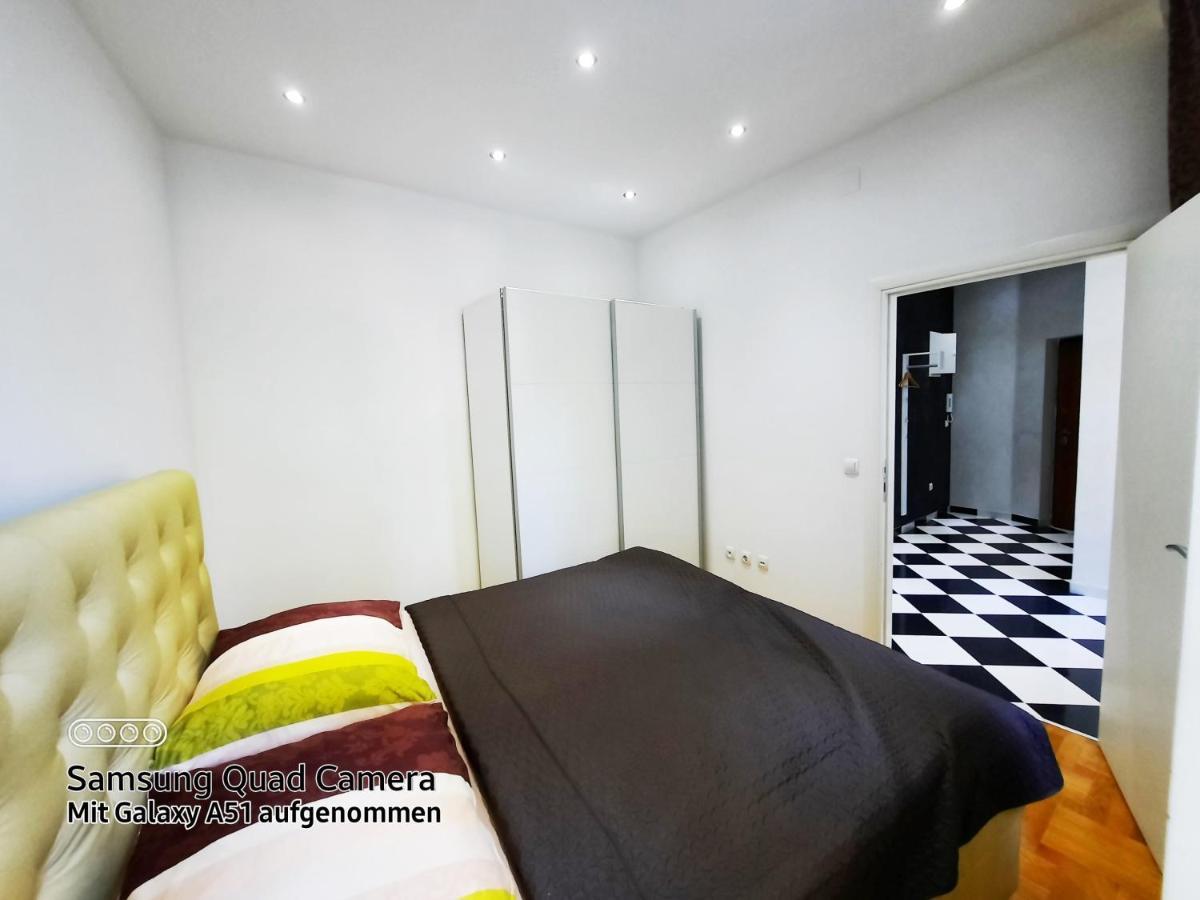 Lux Apartments Prestige Wina Bagian luar foto