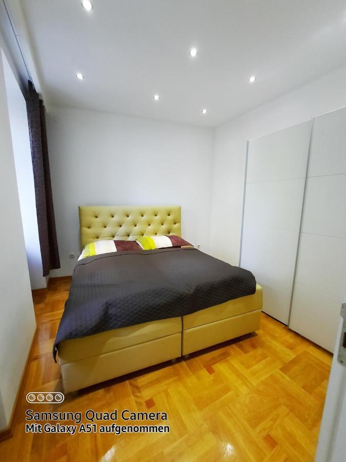 Lux Apartments Prestige Wina Bagian luar foto