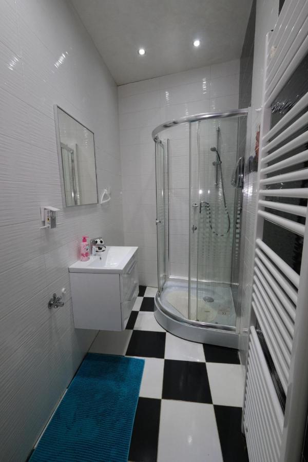Lux Apartments Prestige Wina Bagian luar foto
