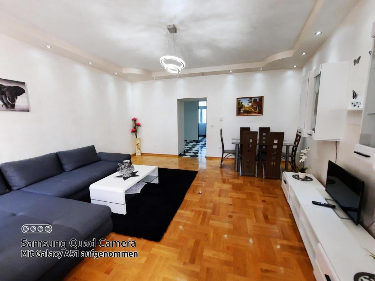Lux Apartments Prestige Wina Bagian luar foto